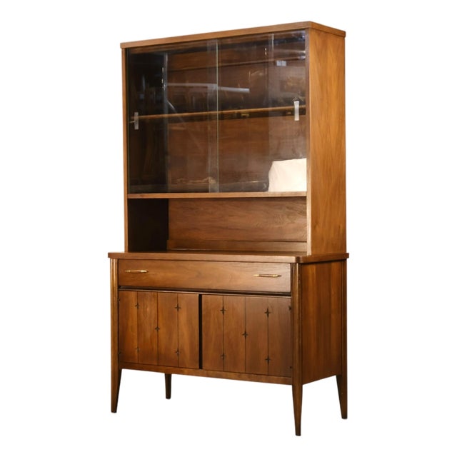 Broyhill Saga Vintage Mid Century Modern Petite China Cabinet C. 1960s For Sale