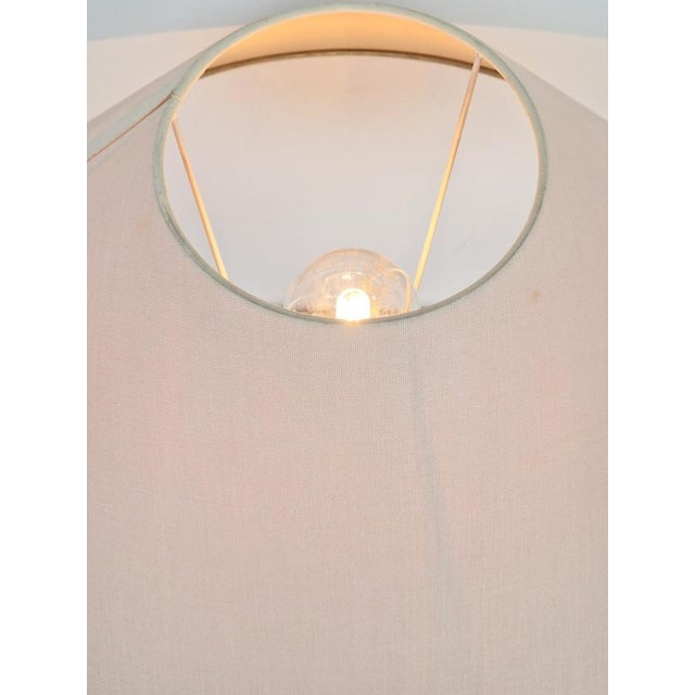 Vintage ceramic jar table lamp Oriental A very beautiful procelain table lamp, on a wooden base and a free shade...