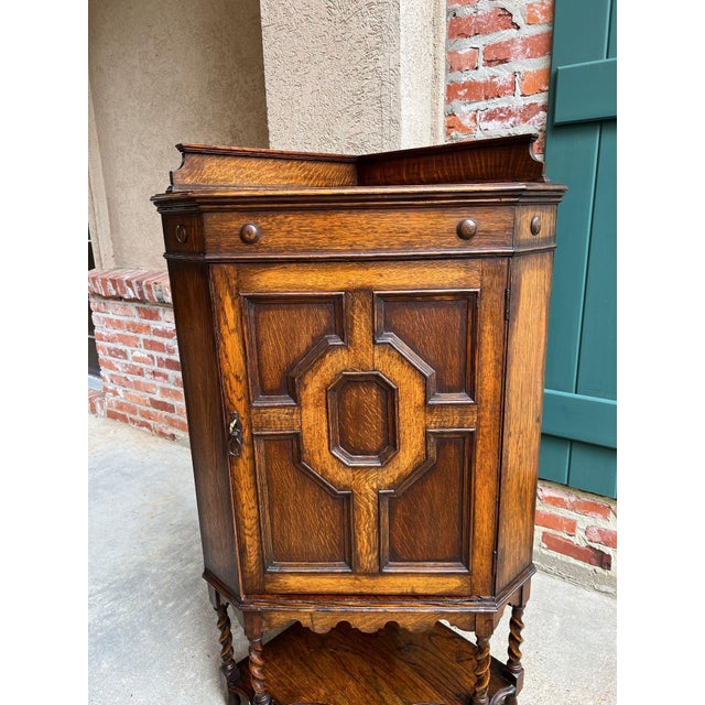 Antique English Tiger Oak Corner Cabinet Barley Twist Jacobean Arts & Crafts For Sale In Dallas - Image 6 of 18