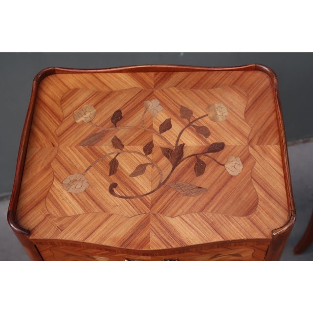 French 1950s Pair of Restored French Louis XV Style Rosewood Inlaid Side Tables Nightstands For Sale - Image 3 of 12