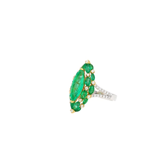 Contemporary 3.89 Carat Marquise Cut Colombian Emerald and Diamond v Shape 18k Ring Size 6.5 For Sale - Image 3 of 7