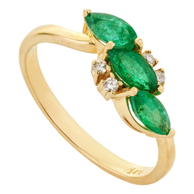1 Carat Emerald & Diamond Three Stone Cluster Ring Size 5 in 14k Yellow Gold For Sale