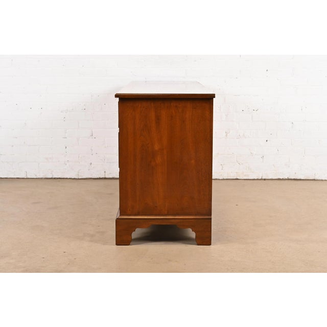 Henredon Georgian Banded Mahogany Eight-Drawer Double Dresser For Sale - Image 10 of 12