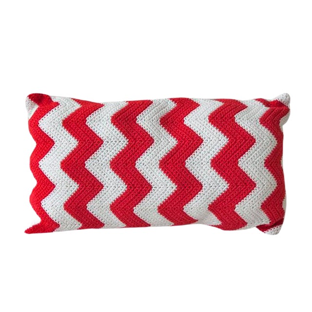 Red Zig Zag Geométrica Cushion from Com Raiz For Sale