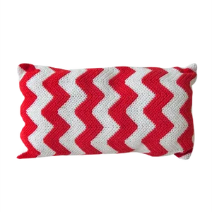 Red Zig Zag Geométrica Cushion from Com Raiz