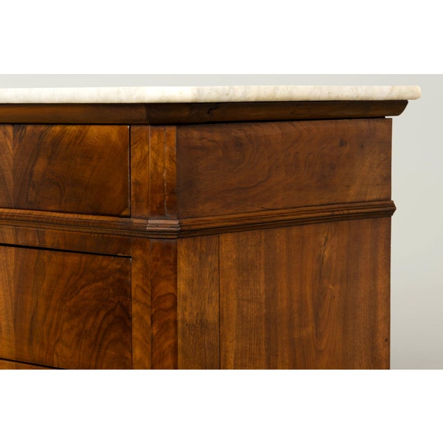 Brown Mid-19th Century French Louis Philippe Walnut Commode With Carrara Marble Top For Sale - Image 8 of 18