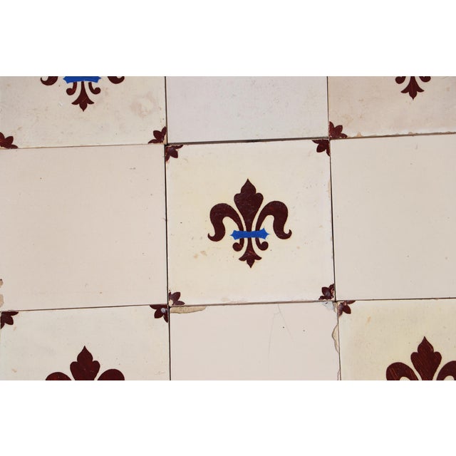 1900 - 1909 1900s Portuguese Fleur-De-Lis & Plain Antique White Large Antique Tiles Set of 32 For Sale - Image 5 of 18