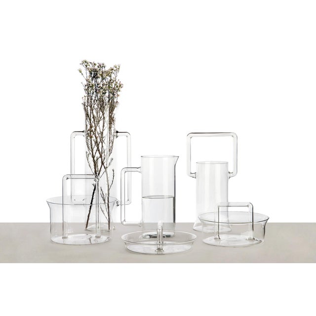 Rationality faces off with the baroque--this was the intention behind the double glass collection Utiles and Futiles...