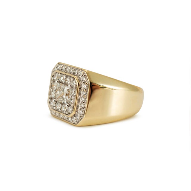 Modern Men’s 10k Yellow Gold 1.82ct Princess & Round Halo Lab Grown Diamond Band Ring, Size 10 For Sale - Image 3 of 8