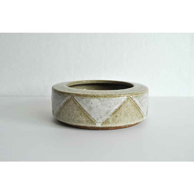 Round ceramic low bowl in white and beige-brown earth tones. Designed by Per Linnemann-Schmidt and produced in the 1960s...