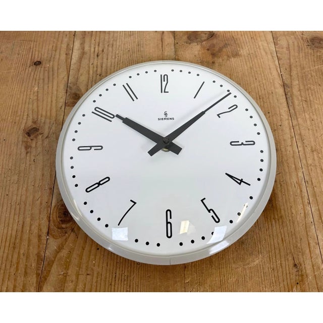 Gray Industrial Factory Grey Wall Clock from Siemens, 1970s For Sale - Image 8 of 17