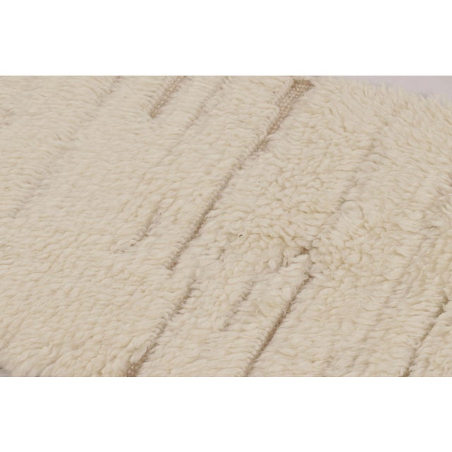 2010s Rug & Kilim’s Contemporary Moroccan-Inspired Shag Rug in Beige and White Tones For Sale - Image 5 of 9