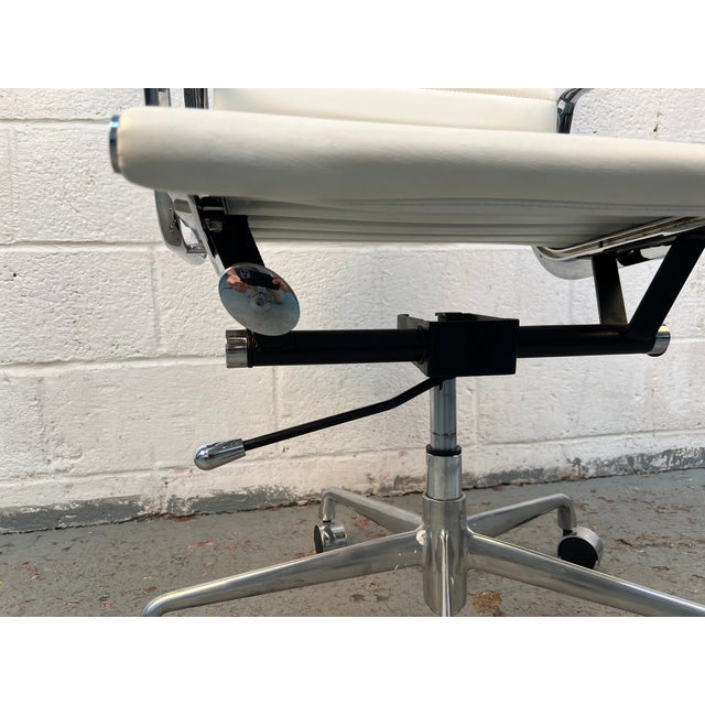 Mid-Century Herman Miller Style Rolling Office Chair, Attributed For Sale - Image 10 of 17