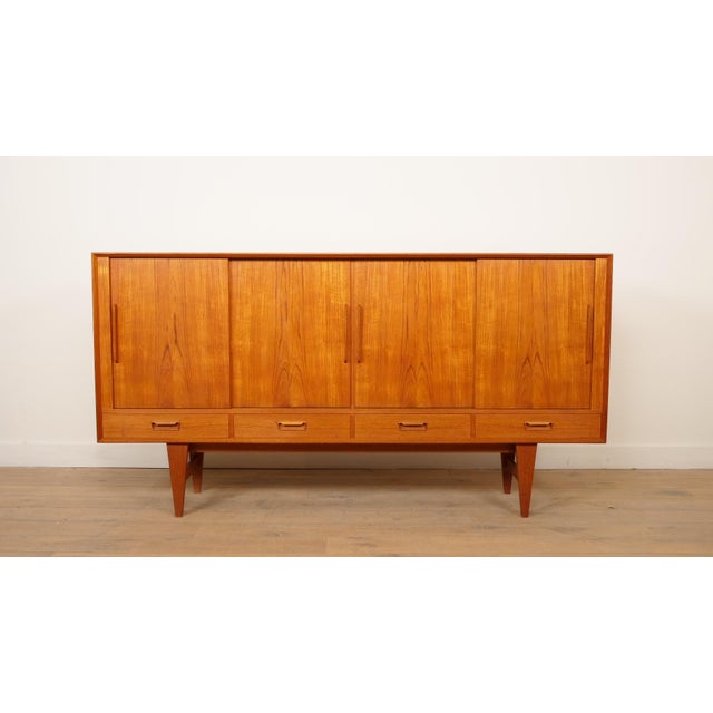 This teak vintage highboard in Danish design is a real eye-catcher, with beautiful wood grain that radiates warmth and...