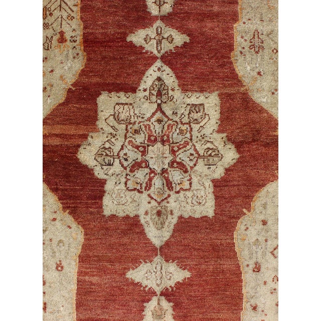 Early 20th Century Antique Turkish Oushak Rug With Stretched Medallion in Red, Ivory, Cream, Gray For Sale - Image 5 of 8