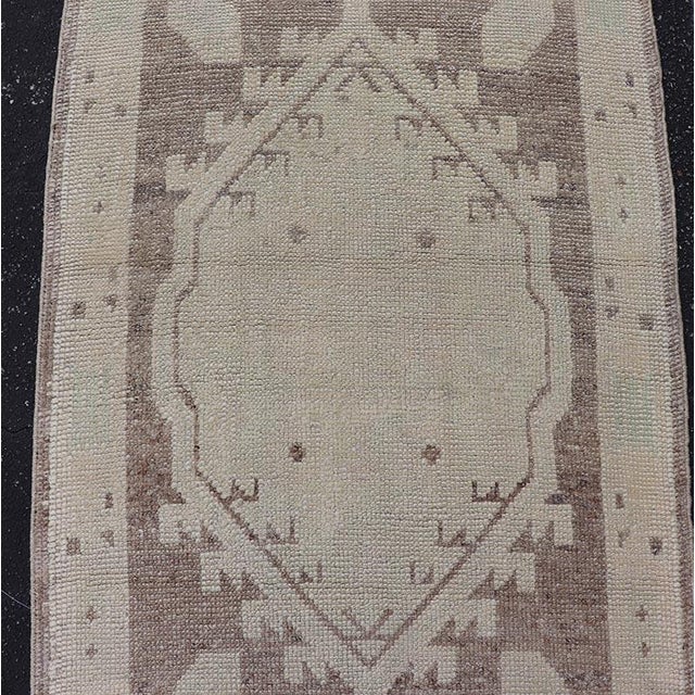 Geometric Medallion Design Turkish Oushak Runner in Soft Neutral Tones For Sale In Atlanta - Image 6 of 14