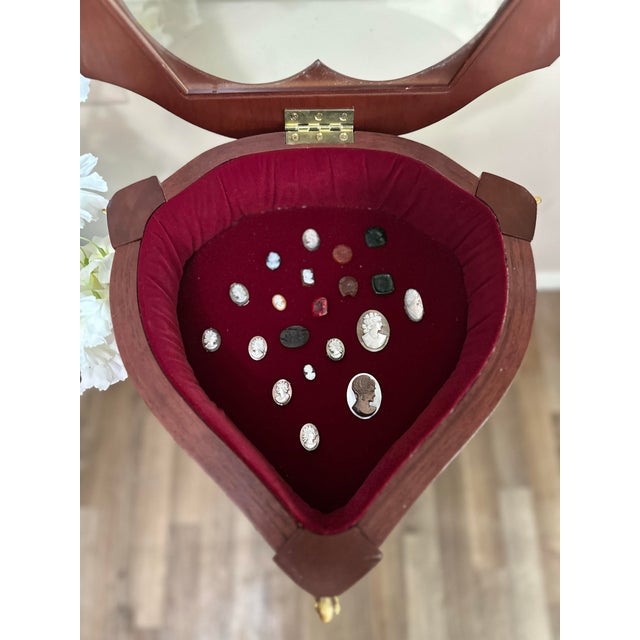 French Mid 20th Century Fabergé Heirloom Furniture Collection Heart-Shaped Vitrine/Display Accent Table For Sale - Image 3 of 9