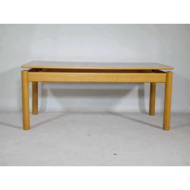 Chic ashwood coffee table from the 1970s. Width: 130 cm Depth: 64 cm Height: 57 cm