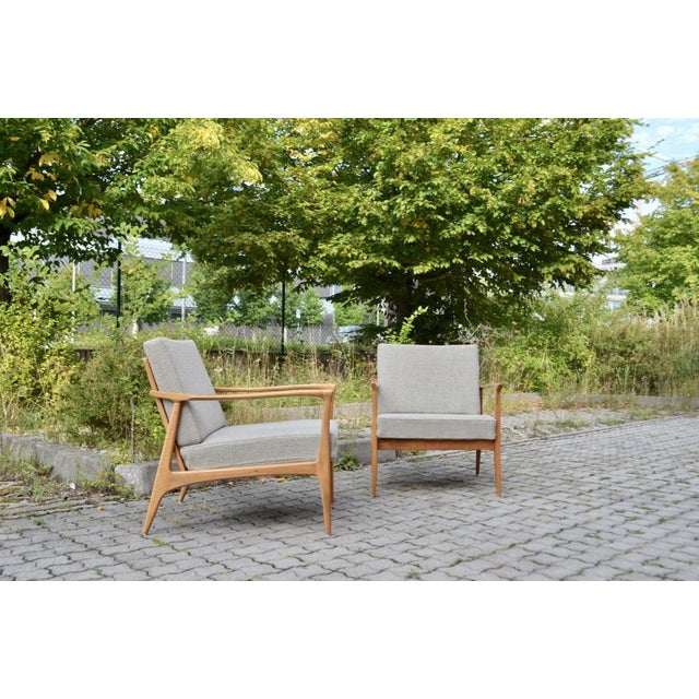 This Wilhelm Knoll Antimott easy chairs features it's original light grey wool upholstery fabric with innerspring seating...