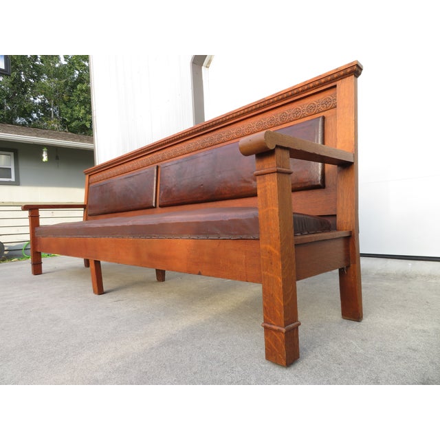Rare 10ft Arts & Crafts Tiger Oak Leather Bench ~ Train Station or Fraternal Club Seating ~ Limbert / Stickley Craftsman Era For Sale - Image 13 of 18