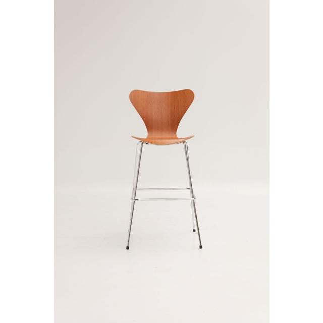 Series 7 bar stools, model 3187, designed by Arne Jacobsen and manufactured by Fritz Hansen. Molded wood shell with...