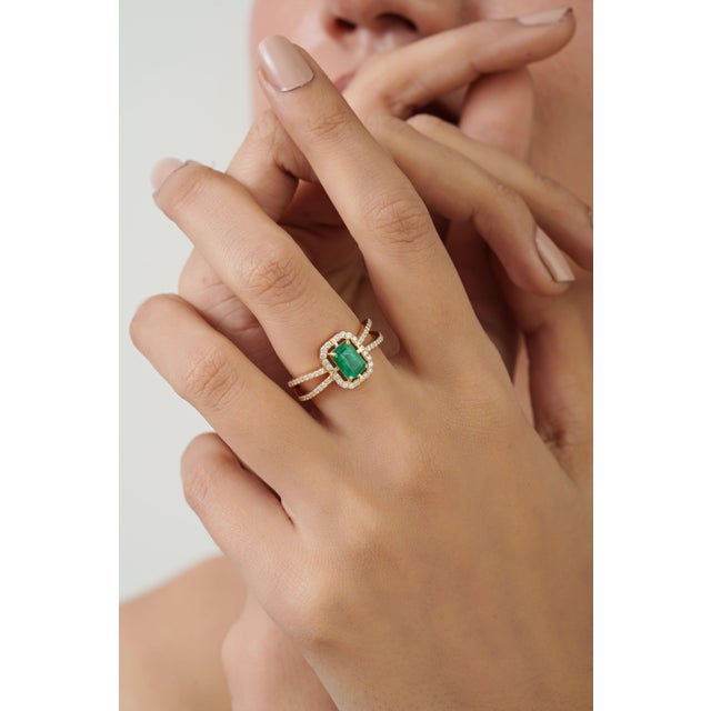 Art Deco 1.06ct Emerald Diamond Halo Split Shank Art Deco Ring Size 5.5 in 14k Yellow Gold For Sale - Image 3 of 15