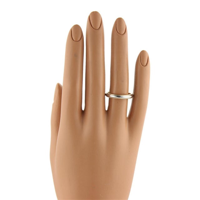 This elegant authentic wedding band ring is from Tiffany & Co. Forged from platinum with 18k yellow gold it has the center...