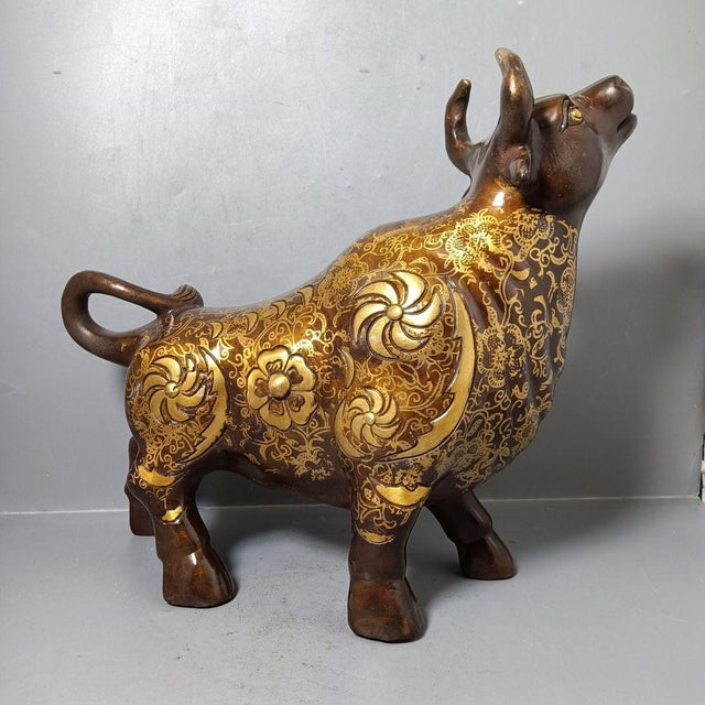 Chinese Vintage Gilt-Decorated Brass Bull Sculpture / Chinese Feng Shui Ox Statue For Sale - Image 3 of 9