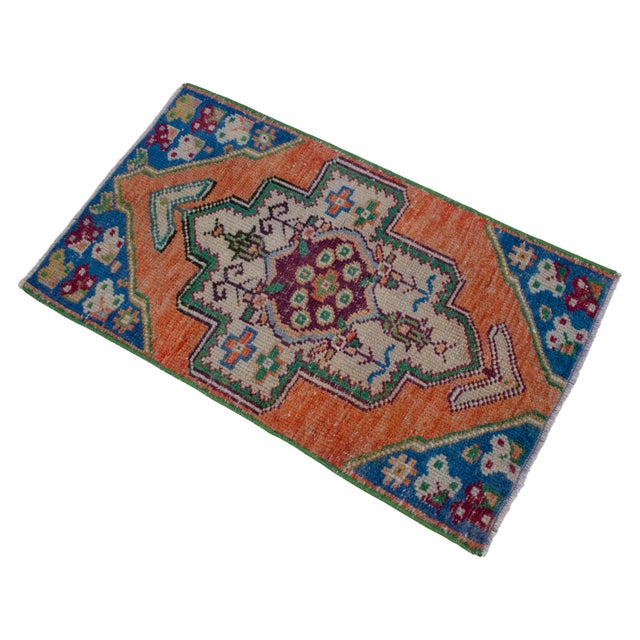1970s Hand Knotted Small Oushak Rug Mini Rug Mat Entry Decor Bath Mat - 1'7" X 2'9" For Sale - Image 4 of 12