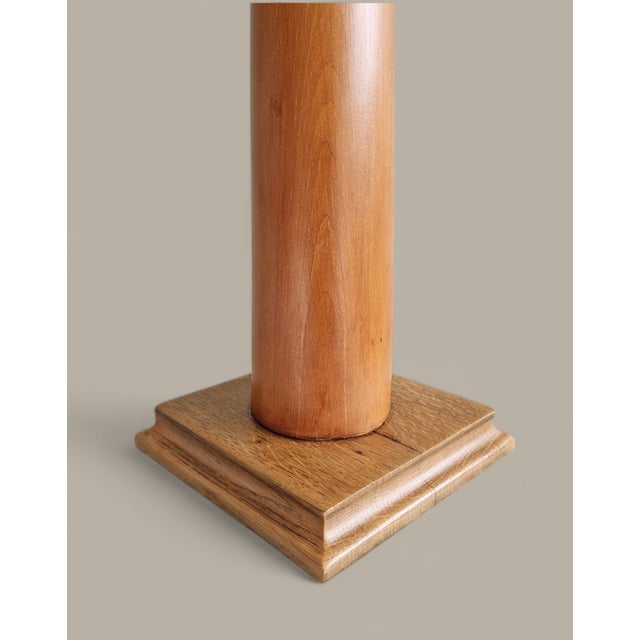 A true statement piece, this modernist table lamp embodies the functional elegance of the 1970s, in an almost approach to...