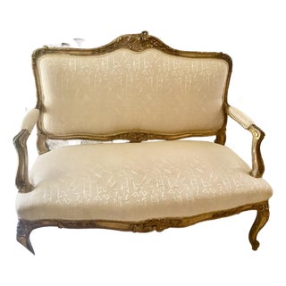 Early 20th Century French Louis XV Style Giltwood Carved Settee in Cream Upholstery For Sale