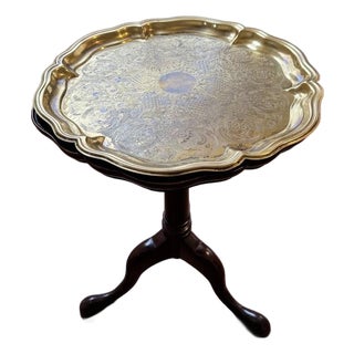 Vintage Hekman Scalloped Pie Crust Brass Tray Top Pedestal Accent Side Butler Table For Sale