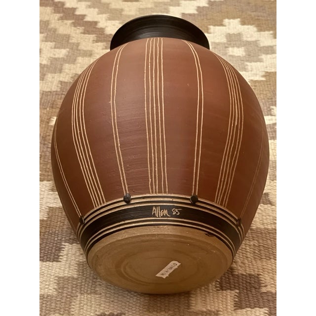 1980s Kenneth Allen Fine Stoneware Pottery Vase Scraffrito Design 11" Signed & Dated For Sale - Image 4 of 15