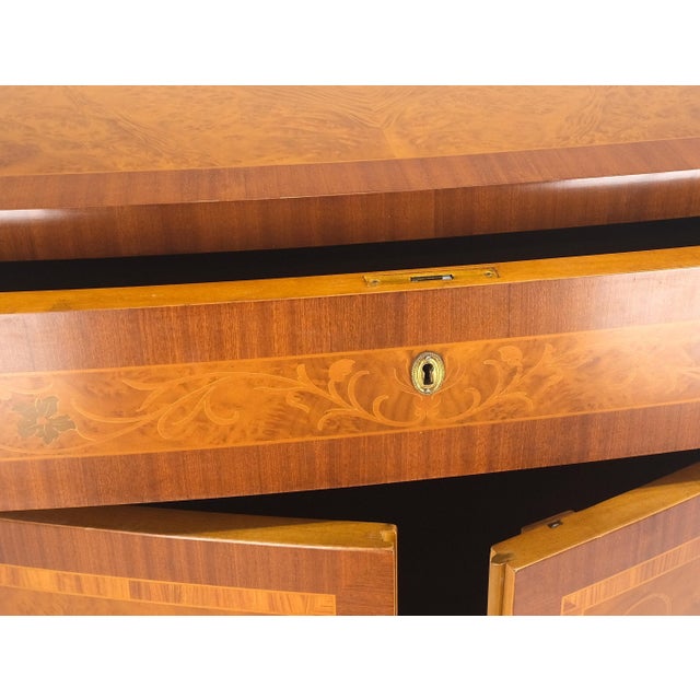Wood Bow Front Banded Top Inlayed Double Door One Drawer Sideboard Buffet Server MINT For Sale - Image 7 of 12