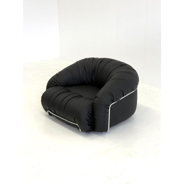 These Italian designer armchairs are a beautiful example of the organic design language of the 1970s. with their generous,...