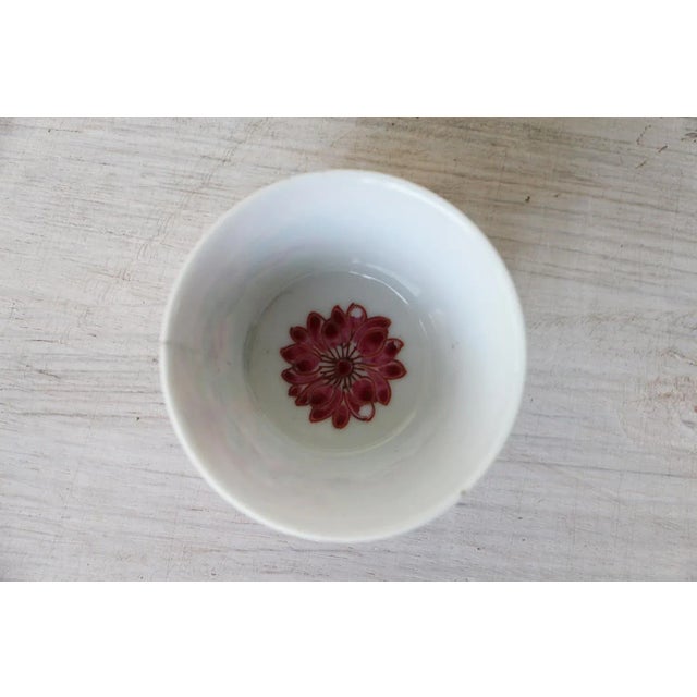 18th Century Qianlong Porcelain Cup Depicting Flowers For Sale - Image 10 of 12