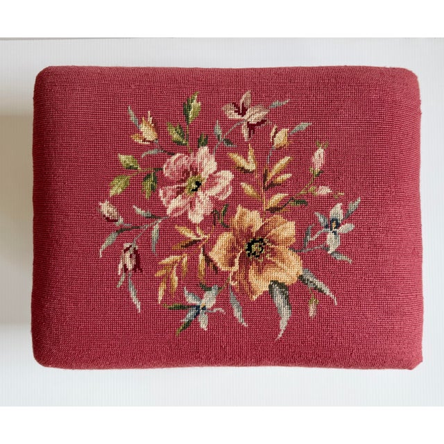 Lovely vintage ottoman in nice condition.