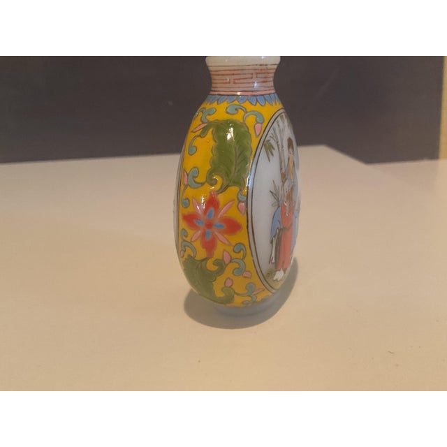 Ceramic Famille Rose Porcelain Snuff Bottle With Gu Yue Xuan Mark — Hand‑Painted Qing‑Style Decoration For Sale - Image 7 of 13
