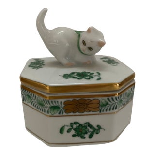 Herend Chinese Bouquet Green Trinket Box With Cat For Sale