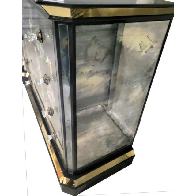 Dorothy Draper Rare Vintage Oversized Chinoiserie Emperor Verre Eglomise Black Mirrored Brass Painted 4 Drawer Chests Commodes- A Pair For Sale - Image 4 of 18