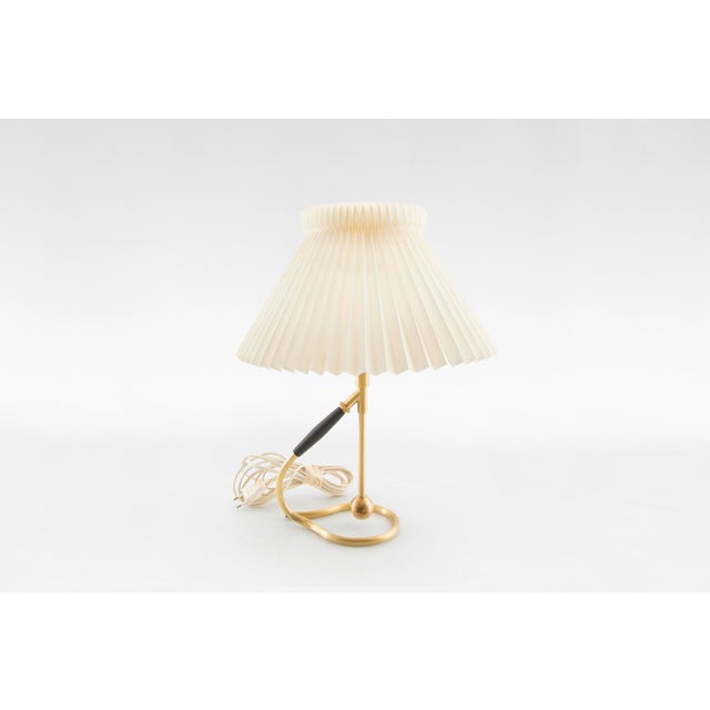 Vintage Model 306 Table Lamp in Brass and Paper by Kaare Klint for Le Klint, Denmark, 1950 For Sale - Image 5 of 5