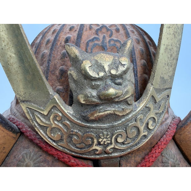 Brown Vintage Japanese Kabuto Samurai Helmet Miniature Armor Display – Brass Maedate & Menpo Detail For Sale - Image 8 of 12