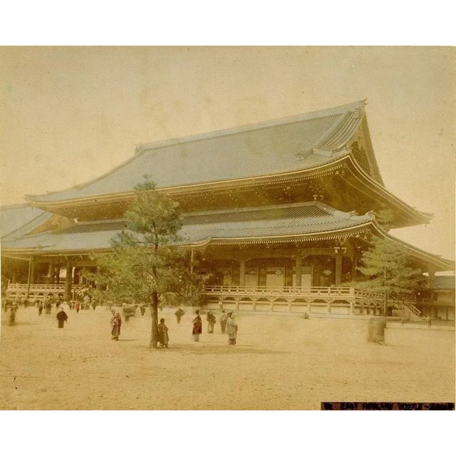 View of Honganji Temple in Kyoto - Ancient Hand-Colored Albumen Print 1870/1890 1870/1890 For Sale - Image 3 of 3