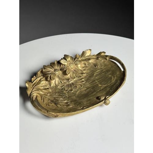 Richly decorated bronze bowl. Originally from france. Signed: a. Marionnet. Dimensions: 25l x 16w x 4h