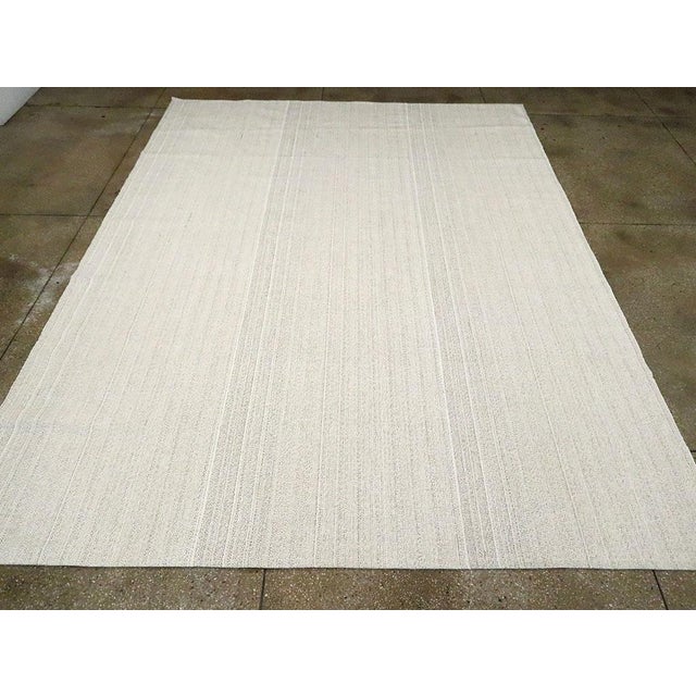Galerie Shabab Collection Mid-20th Century Handmade Turkish Flat-Weave Kilim Room Size Carpet in White For Sale - Image 4 of 10
