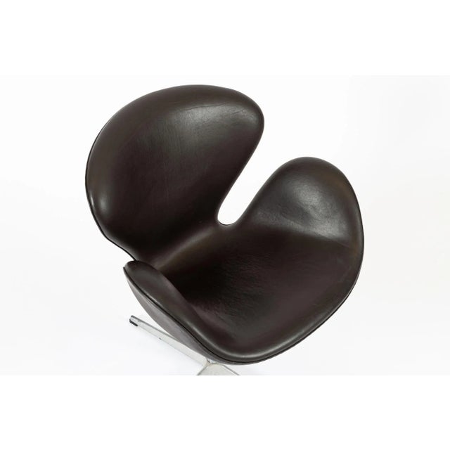 Brown Mid Century Danish Modern Swan Chair by Arne Jacobsen for Fritz Hansen For Sale In Detroit - Image 6 of 15