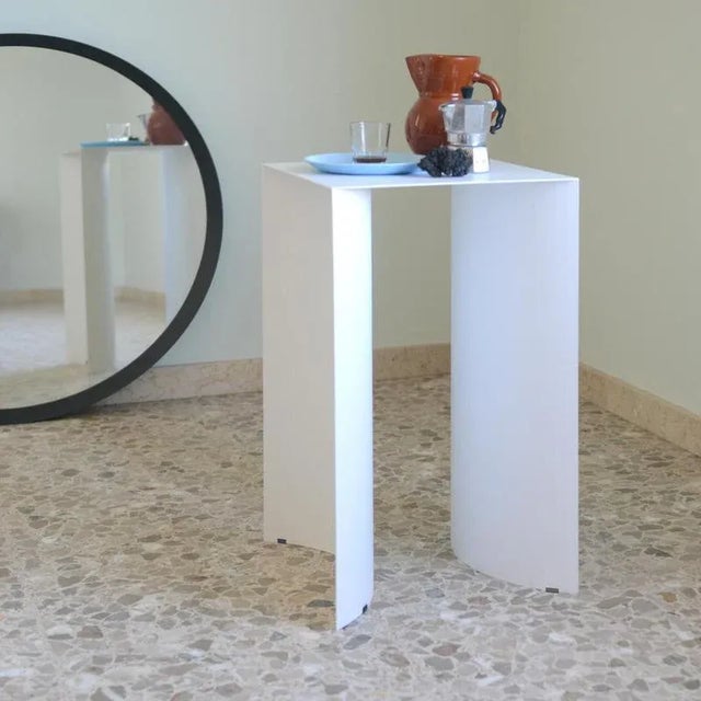 White arc table by ok design dimensions: d 35 x w 35 x h 60 cm. Materials: powder-coated metal.