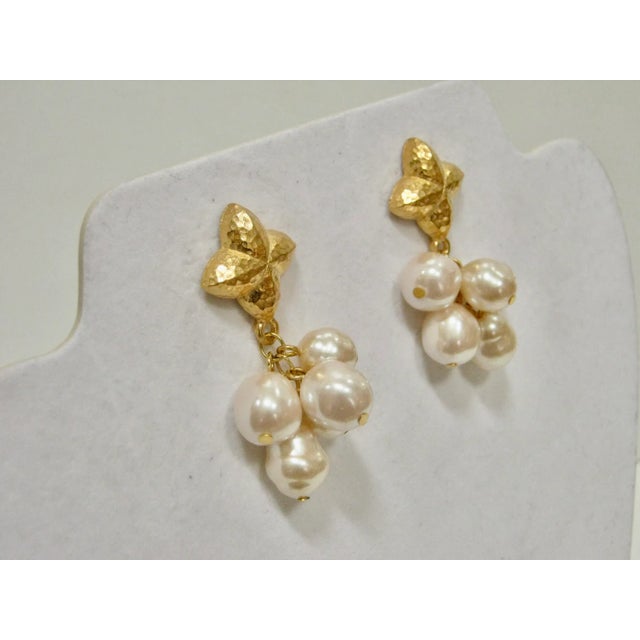 This is part of Chairish’s Costume Jewelry assortment. Gorgeous vintage Baroque multi glass pearl hammered gold plate...