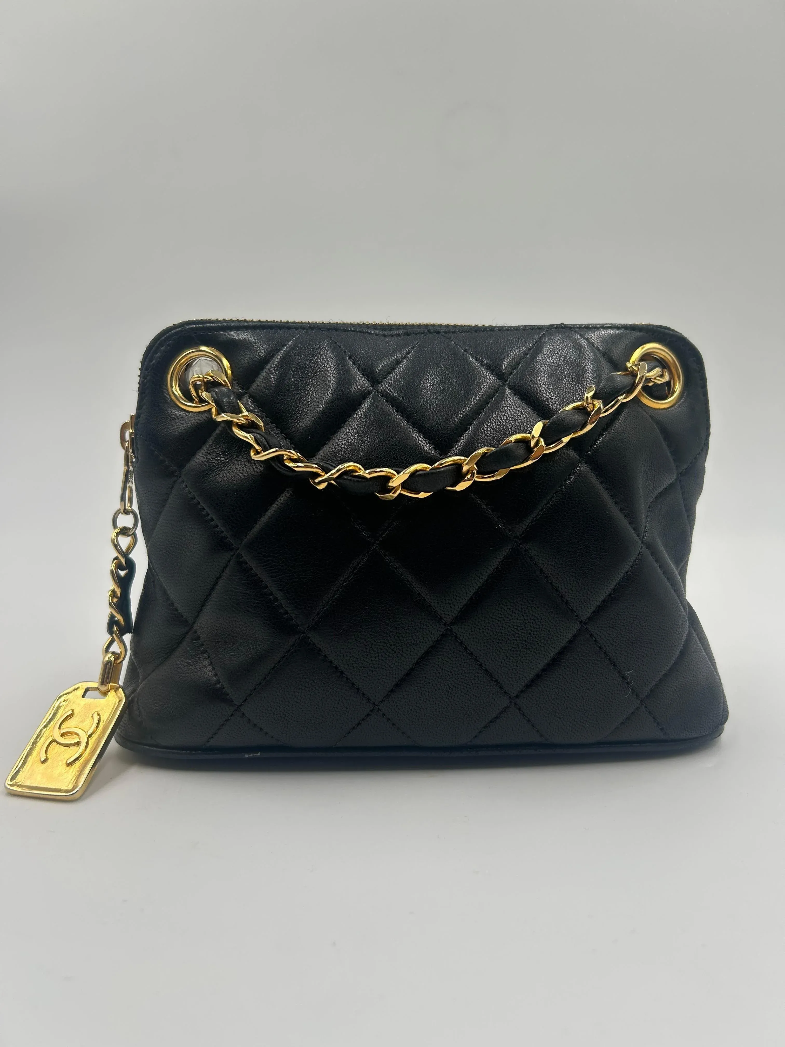 CHANEL ヴィンテージ ブラック キルティング ショルダーバッグ Chanel Black Quilted Leather Bag 90's | Chairish