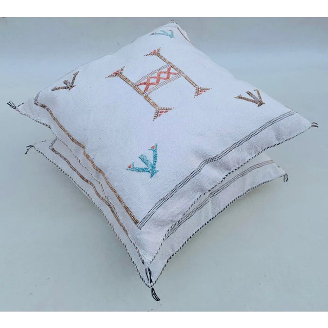 PILLOW DESCRIPTION : This cactus pillow was made purely Moroccan by the hands of traditional craftsmen, skilled Berbers,...